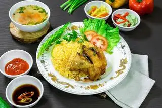 Hình ảnh Cơm gà xối mỡ má đùi