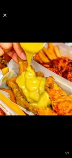 Hình ảnh Nửa con mix vị truyền thống và sốt phô mai trứng muối