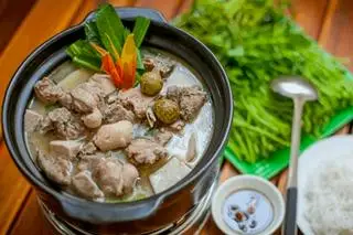 Hình ảnh Lẩu Om Sấu Nguyên Con