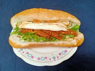 Hình ảnh Bánh mì thịt nướng - trứng ốp la