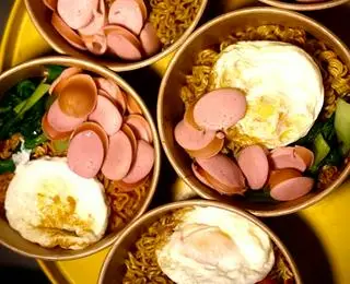 Hình ảnh Mì trộn trứng xúc xích