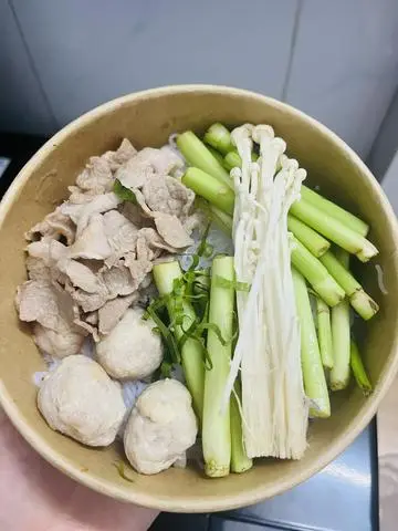 Hình ảnh Bún Thái bò gà viên