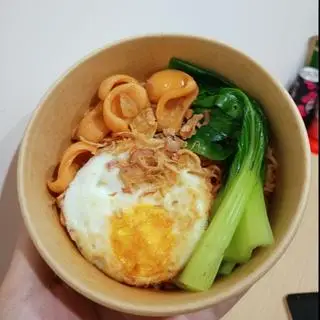 Hình ảnh Mì trộn xúc xích và trứng