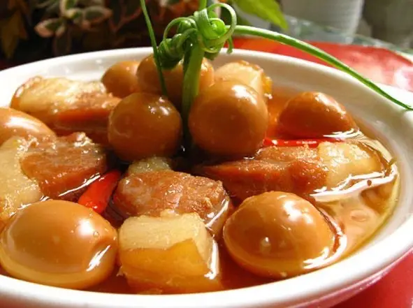 Hình ảnh Cơm thịt kho trứng kèm món xào canh hằng ngày