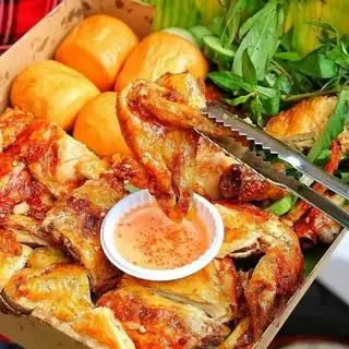 Hình ảnh 1 Con Gà Nướng Sốt Bản Đôn ( Tặng Kèm 2 Cái Bánh Bao Chiên )