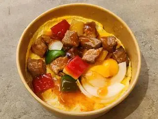 Hình ảnh Nui xào bò lúc lắc phủ trứng