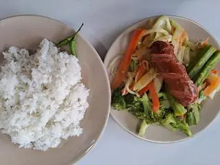 Hình ảnh Cơm xúc xích chay chiên  (1 cây)