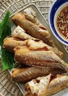 Hình ảnh Cơm Cá Đù 1 Nắng Chiên Chấm Mắm Chua Ngọt (kèm xoài)