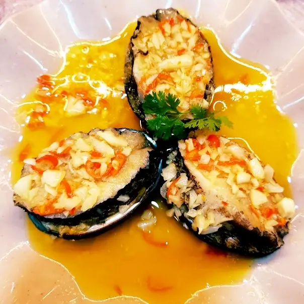 Hình ảnh 3 con bào ngư sốt bơ cay