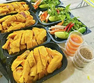 Hình ảnh Gà ủ muối nguyên con 2hop csan