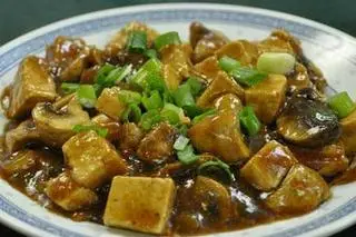 Hình ảnh Cơm đậu phụ non sốt nấm