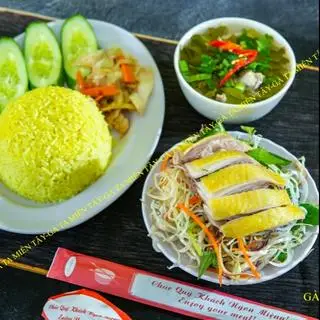 Hình ảnh Cơm gà luộc chặt - canh rong biển - nước nha đam hoặc sữa bắp