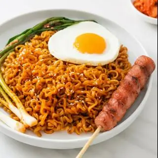 Hình ảnh MÌ TRỘN SỐT PHÔ MAI ỐP LA + NEM NƯỚNG