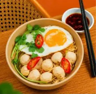 Hình ảnh mì xào cá viên + trứng