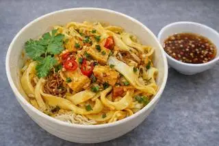 Hình ảnh Mì quảng trộn chay