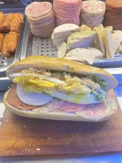 Hình ảnh Bánh mì pate - chả - trứng