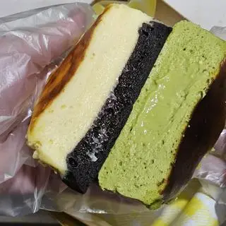 Hình ảnh Mix 1/2 Brownies cheese + 1/2 Matcha cheese