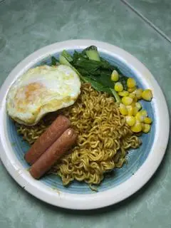 Hình ảnh Mì trộn trứng xúc xích nhỏ