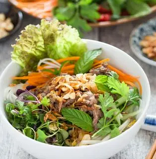 Hình ảnh Bún bò nam bộ trộn thịt xá xíu