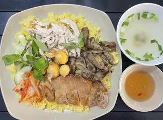 Hình ảnh CƠM ĐẶT BIỆT 1 ( Gà Xé + Lòng Gà + Sườn Chiên Sốt + Trứng Non)