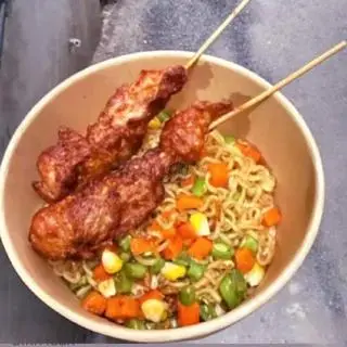 Hình ảnh Mì trộn gà xiên que
