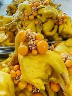 Hình ảnh [Chặt sẵn] Gà ủ muối hoa tiêu ôm trứng non - có nước chấm và dưa leo ăn kèm