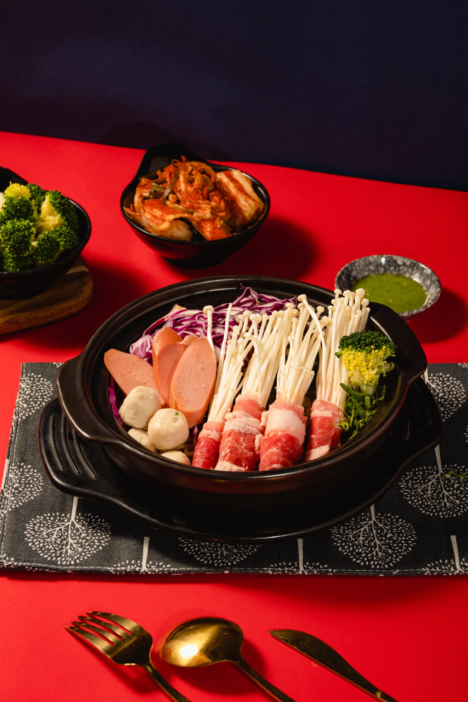 Hình ảnh Mì kim chi bò mỹ cuộn nấm