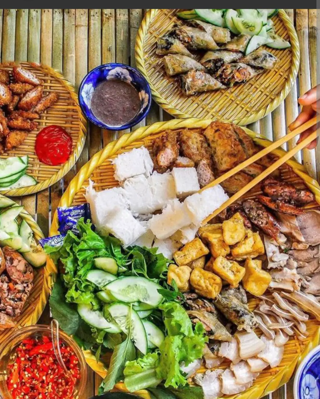Hình ảnh Bún đậu đầy đủ kèm nước