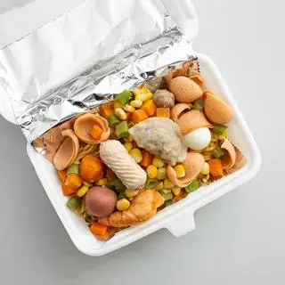 Hình ảnh mì trộn thập cẩm + trà đào
