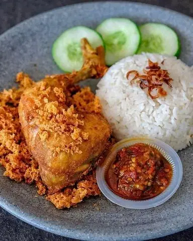 Hình ảnh Cơm Gà Chiên Mắm Tỏi