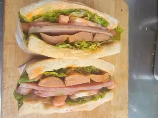 Hình ảnh Sandwich trứng - xúc xích - thịt jambon