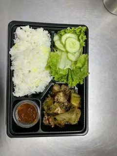Hình ảnh Cơm heo quay xào cải chua