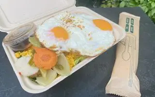 Hình ảnh cơm chiên 2 trứng ốp la 