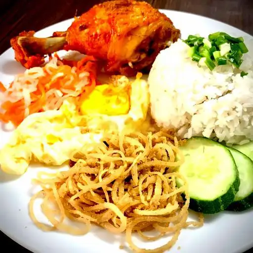 Hình ảnh Cớm tấm tỏi đùi gà xối mắm - bì - trứng ốp