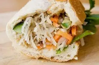 Hình ảnh Bánh Mì Pate Bì Thịt Khìa