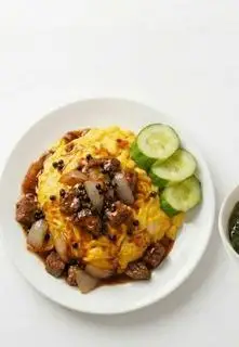 Hình ảnh Cơm bò sốt tiêu xanh phủ trứng - canh rong biển