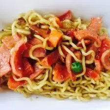 Hình ảnh Mỳ trộn xúc xích rau củ