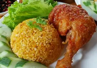 Hình ảnh Cơm gà sốt mắm tỏi đùi tỏi