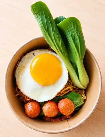 Hình ảnh Mì trộn tôm viên - trứng