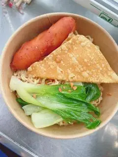 Hình ảnh mì trộn xúc xích