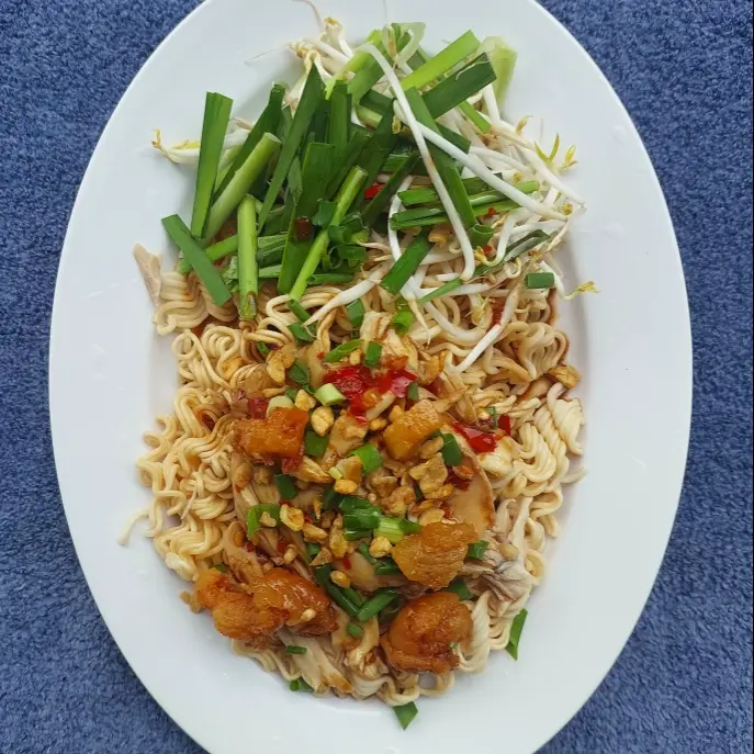 Hình ảnh Mì gói gà xé khè sốt sate cay