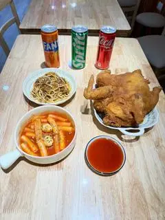 Hình ảnh Combo family - gà nguyên con - tokbokki cay - mì Ý - 3 Coca tươi