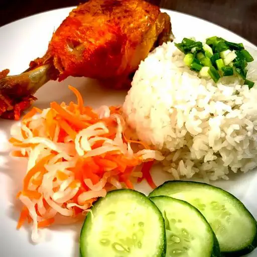 Hình ảnh Cơm tấm tỏi đùi gà xối mắm - trứng ốp