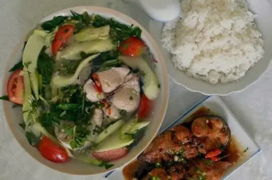 Hình ảnh cơm + canh chua cá basa