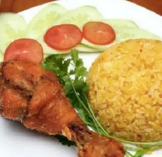 Hình ảnh Cơm Chiên Gà Da Giòn Mắm Tỏi