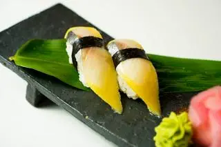 Hình ảnh Nishin Sushi/Cá trích ép trứng