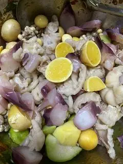 Hình ảnh chân gà mix trứng non+ râu tuộc