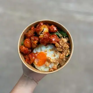 Hình ảnh Mì trộn gà xốt & trứng ốp