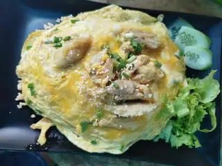 Hình ảnh Cơm chiên trứng phủ gà
