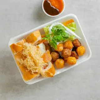 Hình ảnh Bánh mì cá viên chiên